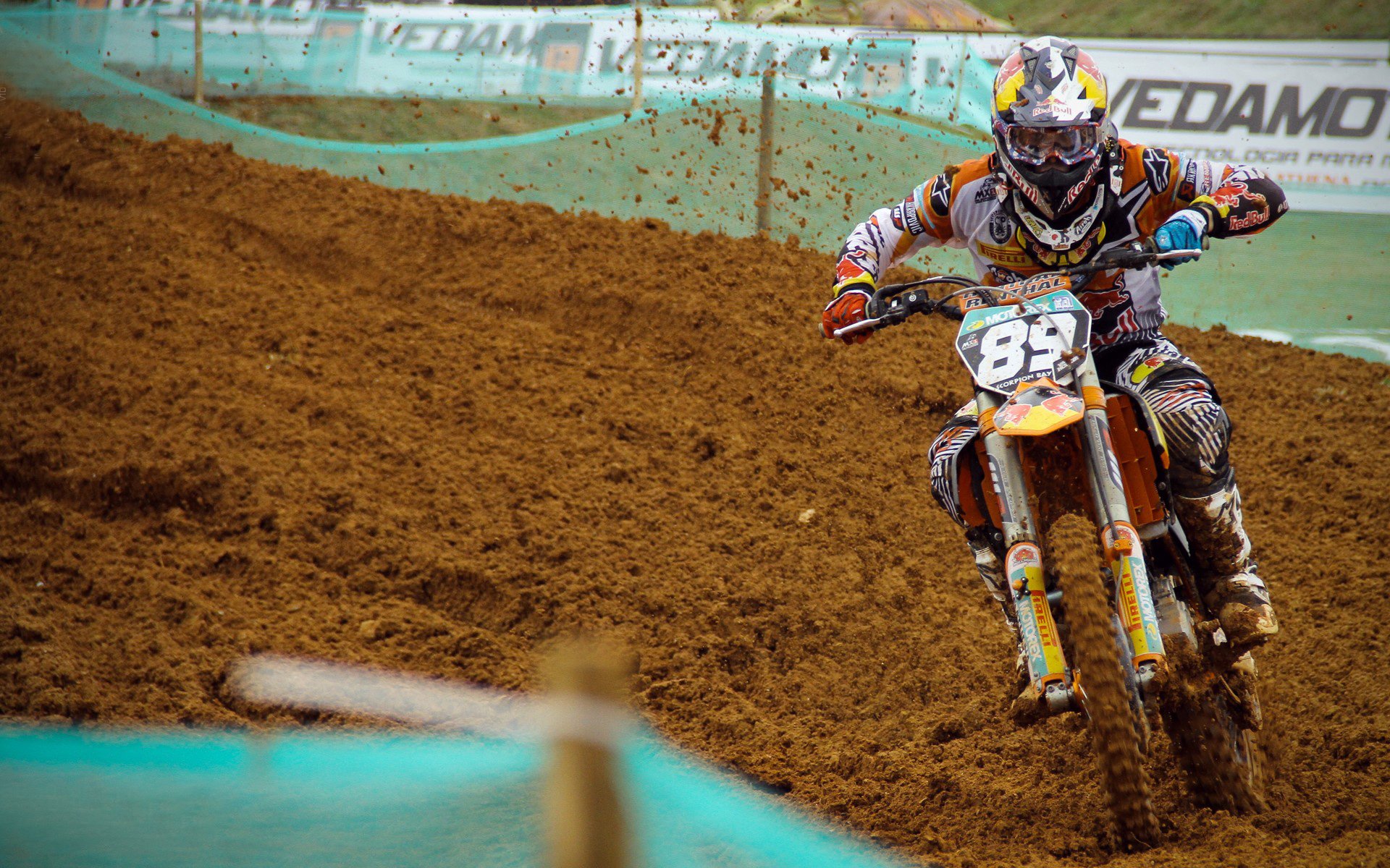 赛场“火花”_激烈碰撞引发争议，观赛火花