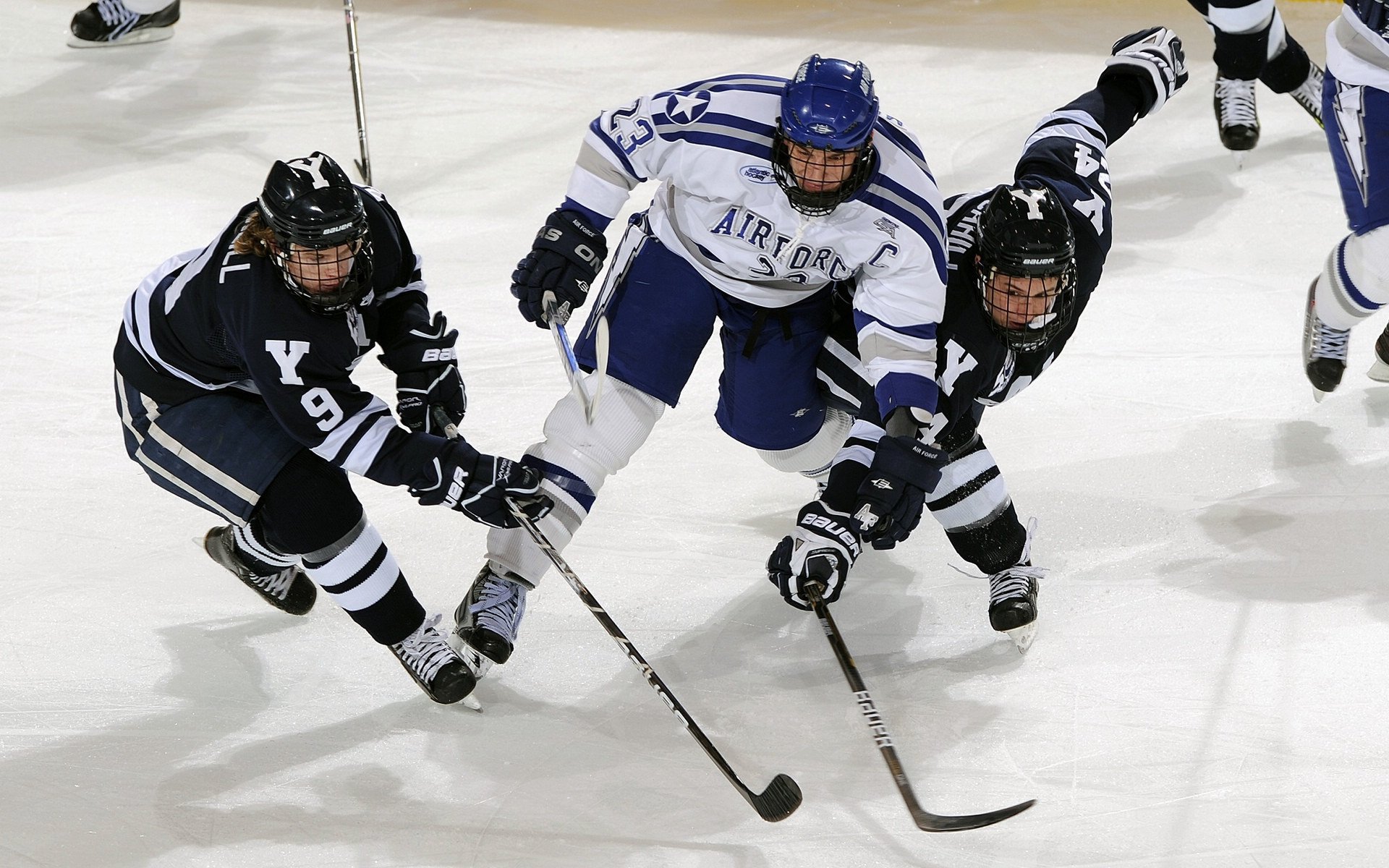 青训成果逐步显现，少年足球队在国内外比赛中频频获奖，足球青少年赛事